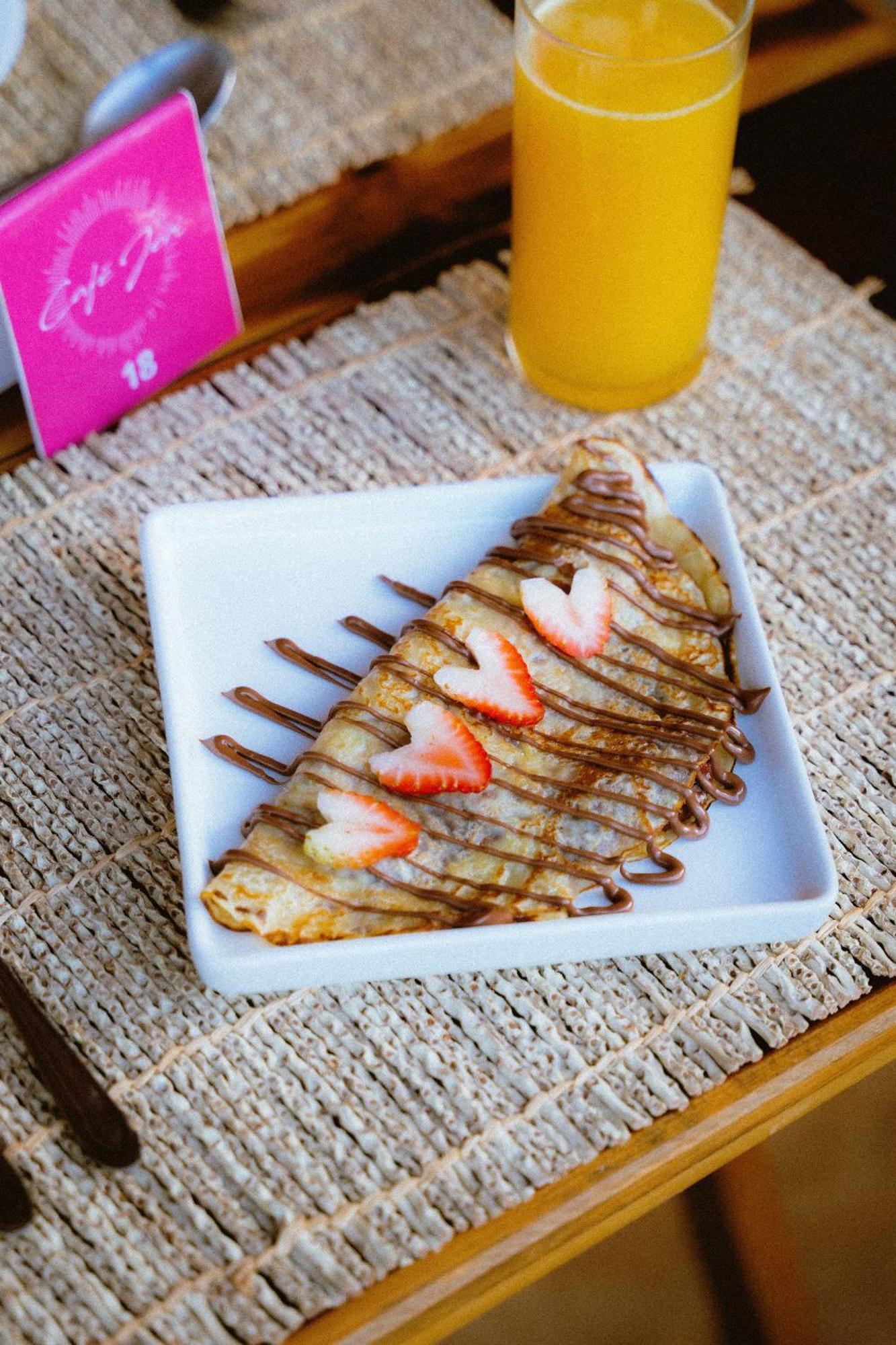 Cafe Jeri Hotel Jijoca de Jericoacoara Eksteriør bilde A crêpe filled with chocolate and strawberries