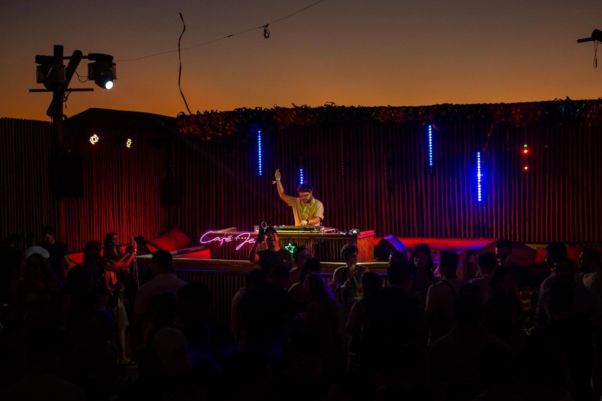 Cafe Jeri Hotel Jijoca de Jericoacoara Eksteriør bilde DJ performing at the 2011 festival
